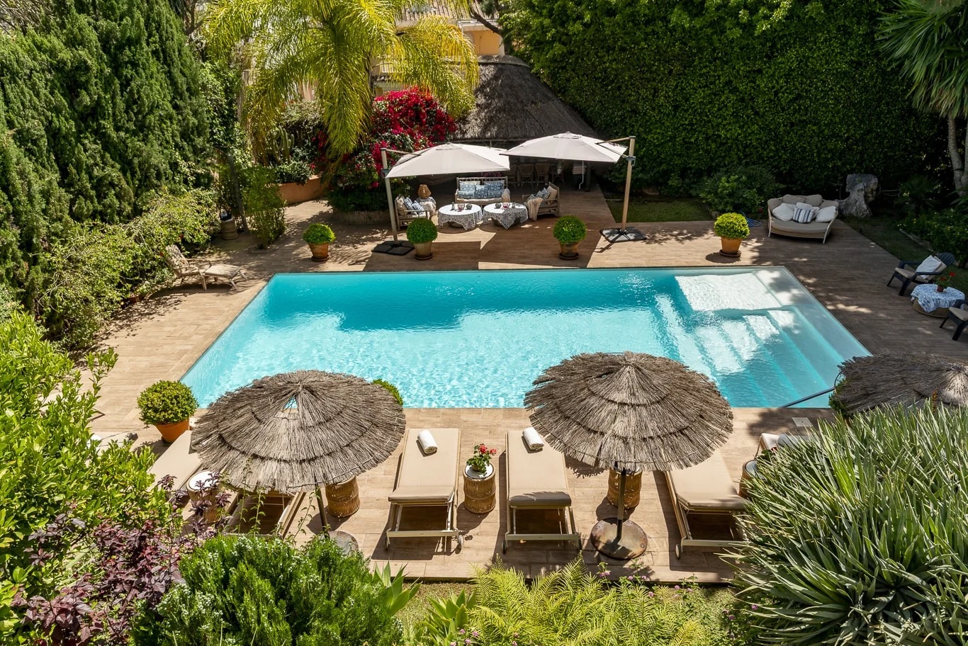 Jardines y piscina